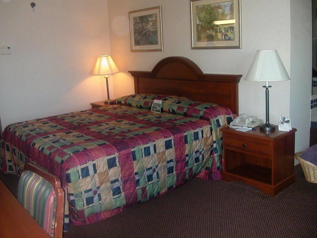 Lomira Inn And Suites Extérieur photo