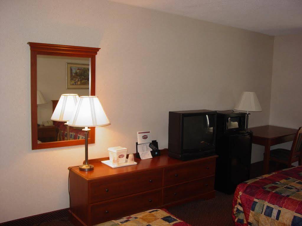 Lomira Inn And Suites Extérieur photo