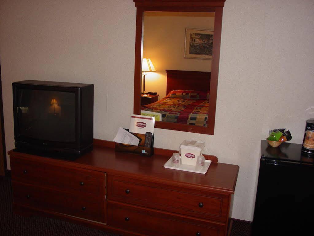 Lomira Inn And Suites Extérieur photo